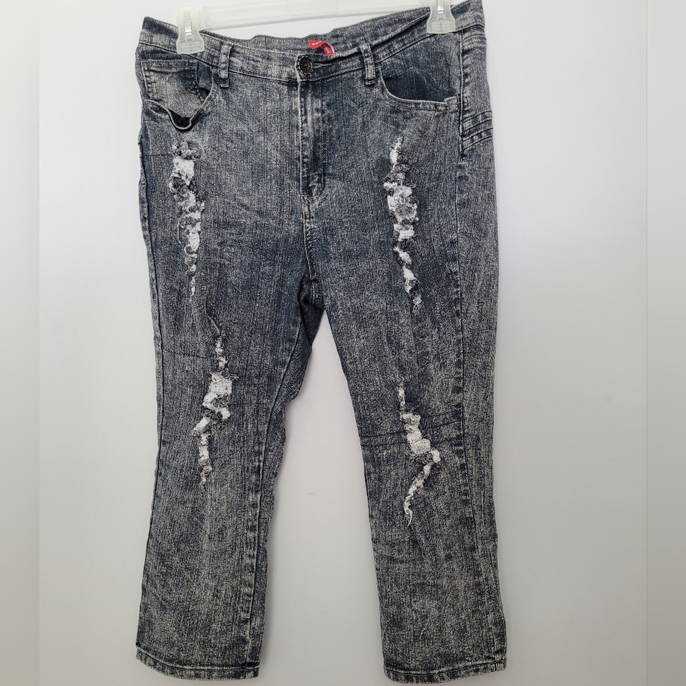Be-Girl Buttlifter Distressed Gray Jean Capris‎